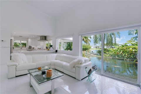 Casa en venta en Miami, Florida, 4 dormitorios, 253.62 m2 № 1940784 - foto 30