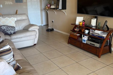 Condominio en alquiler en Miami, Florida, 2 dormitorios, 99.13 m2 № 2052288 - foto 25