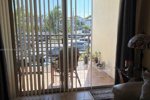 Condominio en alquiler en Miami, Florida, 2 dormitorios, 99.13 m2 № 2052288 - foto 6