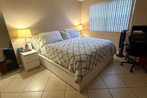 Condominio en alquiler en Miami, Florida, 2 dormitorios, 99.13 m2 № 2052288 - foto 18