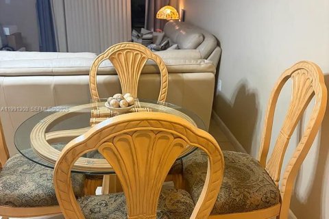 Condominio en alquiler en Miami, Florida, 2 dormitorios, 99.13 m2 № 2052288 - foto 11