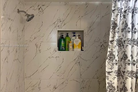 Condominio en alquiler en Miami, Florida, 2 dormitorios, 99.13 m2 № 2052288 - foto 15