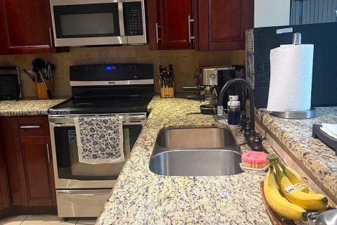 Condominio en alquiler en Miami, Florida, 2 dormitorios, 99.13 m2 № 2052288 - foto 3