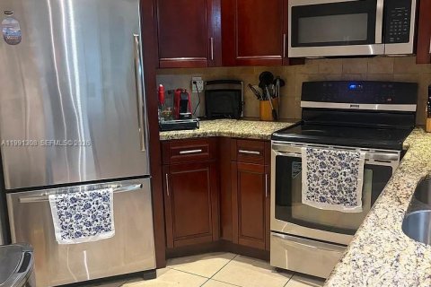 Condominio en alquiler en Miami, Florida, 2 dormitorios, 99.13 m2 № 2052288 - foto 23