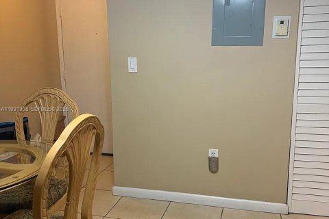 Condominio en alquiler en Miami, Florida, 2 dormitorios, 99.13 m2 № 2052288 - foto 19