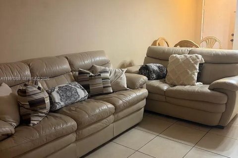 Condominio en alquiler en Miami, Florida, 2 dormitorios, 99.13 m2 № 2052288 - foto 9