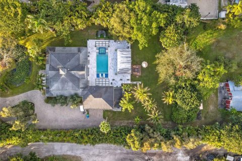 House in Southwest Ranches, Florida 5 bedrooms, 324.79 sq.m. № 1524294 - photo 2