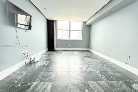 Condo in Miami, Florida, 1 bedroom  № 1969985 - photo 3