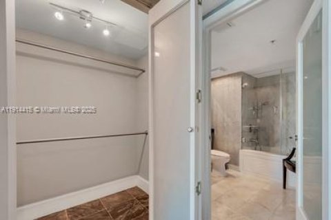 Condo in Miami, Florida, 1 bedroom  № 1969985 - photo 6