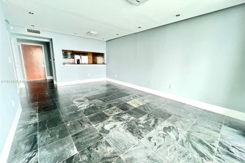 Condo in Miami, Florida, 1 bedroom  № 1969985 - photo 2