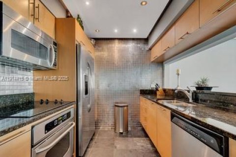Condo in Miami, Florida, 1 bedroom  № 1969985 - photo 5