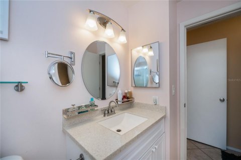 Condo in Englewood, Florida, 2 bedrooms  № 1650930 - photo 28