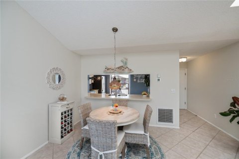 Condo in Englewood, Florida, 2 bedrooms  № 1650930 - photo 15