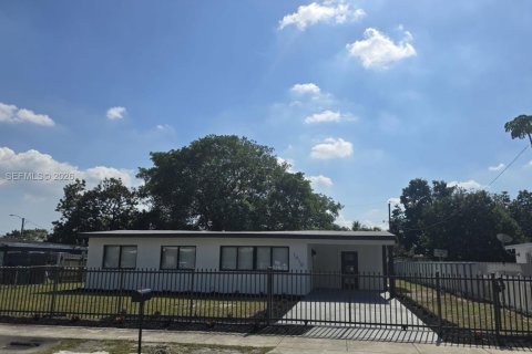 Villa ou maison à vendre à Miami, Floride: 3 chambres № 2030104 - photo 2