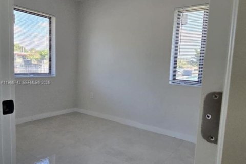 Villa ou maison à vendre à Miami, Floride: 3 chambres № 2030104 - photo 12