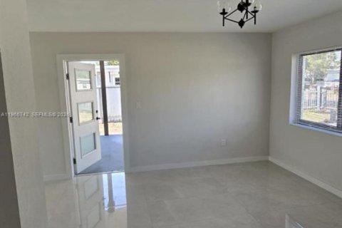 Villa ou maison à vendre à Miami, Floride: 3 chambres № 2030104 - photo 10