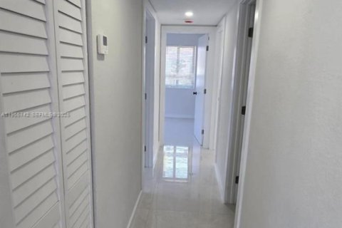 Villa ou maison à vendre à Miami, Floride: 3 chambres № 2030104 - photo 9