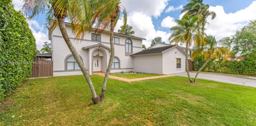 Casa en Miami, Florida 5 dormitorios, 271.74 m2 № 1735719