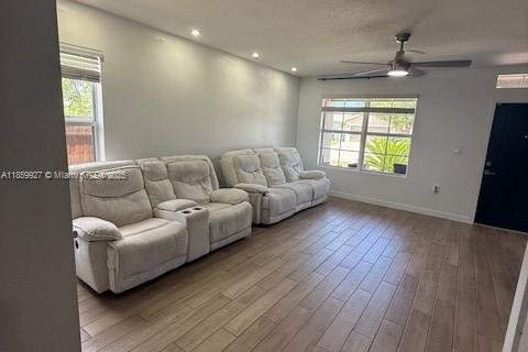 House in Florida City, Florida 4 bedrooms, 197.51 sq.m. № 1888375 - photo 11
