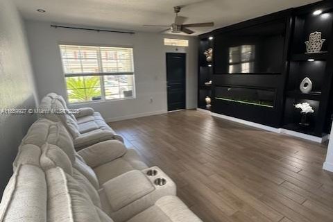 House in Florida City, Florida 4 bedrooms, 197.51 sq.m. № 1888375 - photo 23