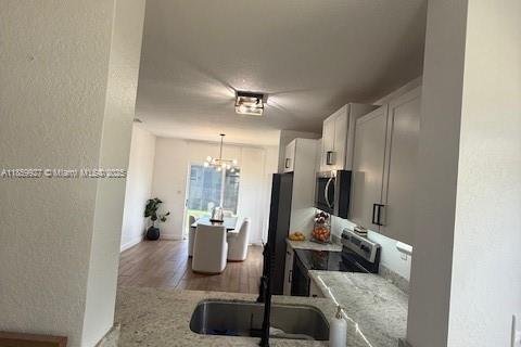 House in Florida City, Florida 4 bedrooms, 197.51 sq.m. № 1888375 - photo 9