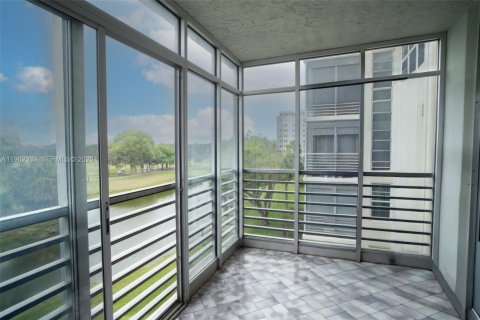 Condo in Pompano Beach, Florida, 3 bedrooms № 2026812 - photo 15