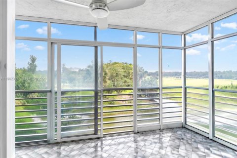 Condo in Pompano Beach, Florida, 3 bedrooms № 2026812 - photo 16