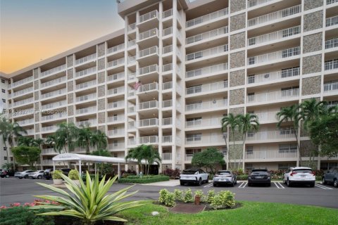 Condo in Pompano Beach, Florida, 3 bedrooms № 2026812 - photo 2