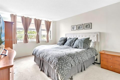 Condo in Pompano Beach, Florida, 3 bedrooms № 2026812 - photo 20