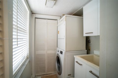 Condo in Pompano Beach, Florida, 3 bedrooms № 2026812 - photo 11