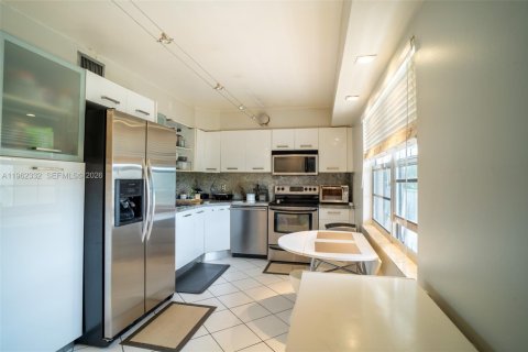 Condo in Pompano Beach, Florida, 3 bedrooms № 2026812 - photo 10