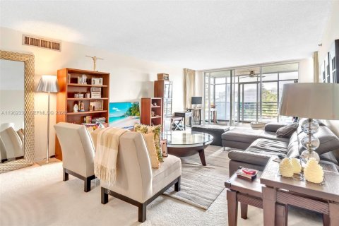 Condo in Pompano Beach, Florida, 3 bedrooms № 2026812 - photo 13