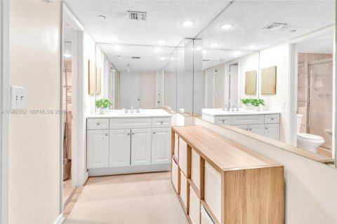 Condo in Pompano Beach, Florida, 3 bedrooms № 2026812 - photo 22