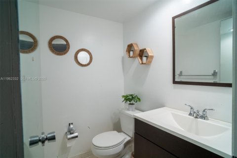 Condo in Pompano Beach, Florida, 3 bedrooms № 2026812 - photo 8