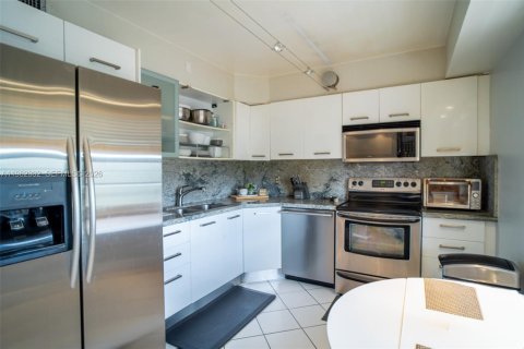 Condo in Pompano Beach, Florida, 3 bedrooms № 2026812 - photo 9