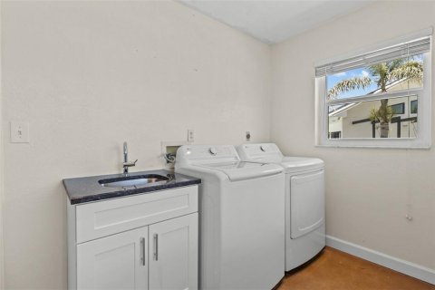 House in Gulfport, Florida 3 bedrooms, 154.78 sq.m. № 1774685 - photo 29