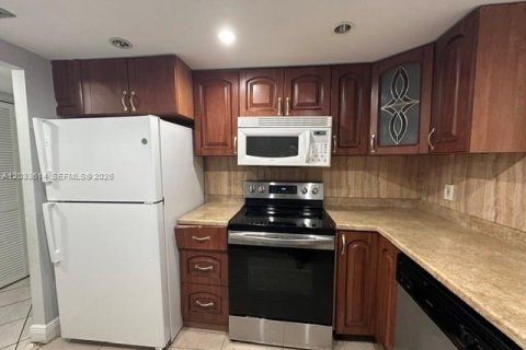 Condo in North Miami Beach, Florida, 1 bedroom  № 2086940 - photo 2
