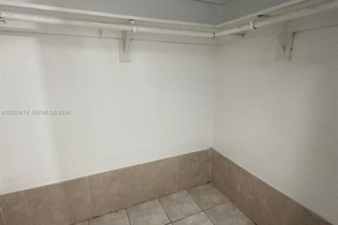 Condo in North Miami Beach, Florida, 1 bedroom  № 2086940 - photo 10