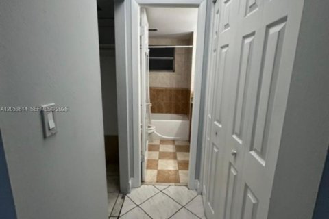 Condo in North Miami Beach, Florida, 1 bedroom  № 2086940 - photo 9