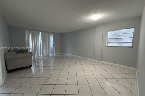 Condo in North Miami Beach, Florida, 1 bedroom  № 2086940 - photo 4
