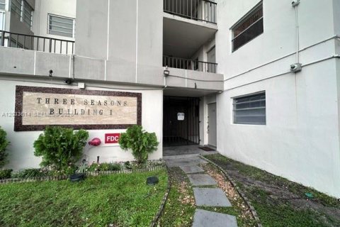 Condo in North Miami Beach, Florida, 1 bedroom  № 2086940 - photo 13