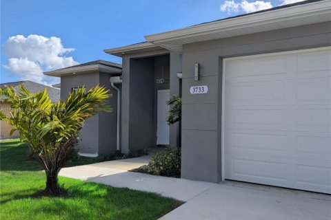 House in Lehigh Acres, Florida 3 bedrooms, 159.51 sq.m. № 1958936 - photo 2