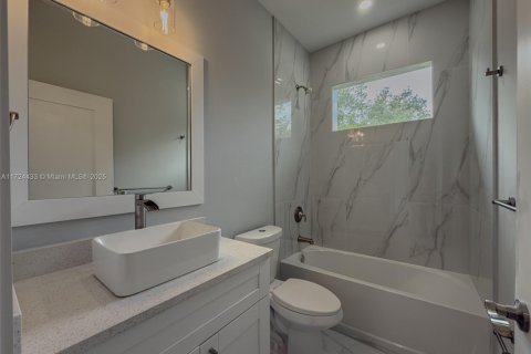 House in Lehigh Acres, Florida 3 bedrooms, 159.51 sq.m. № 1958936 - photo 18