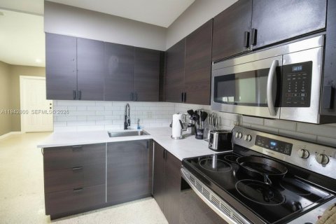 Immobilier commercial à vendre à Wilton Manors, Floride: 78.04 m2 № 1999218 - photo 3