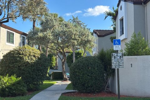 Снять в аренду виллу или дом в Майами, Флорида 3 спальни, 119.75м2, № 2035537 - фото 2