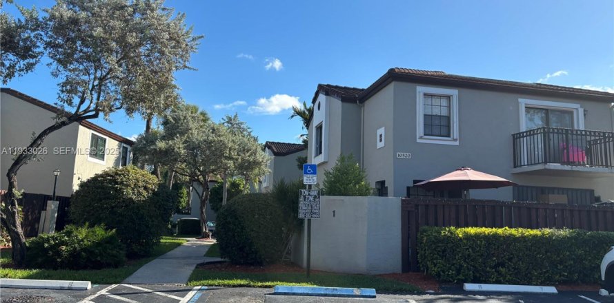 Дом в Майами, Флорида 3 спальни, 119.75м2 № 2035537