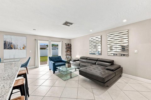 Villa ou maison à vendre à North Lauderdale, Floride: 4 chambres, 127.28 m2 № 2352136 - photo 6
