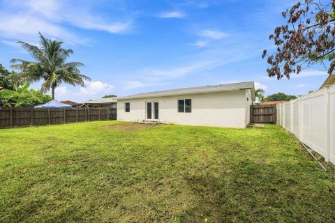 Villa ou maison à vendre à North Lauderdale, Floride: 4 chambres, 127.28 m2 № 2352136 - photo 25