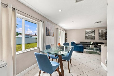Villa ou maison à vendre à North Lauderdale, Floride: 4 chambres, 127.28 m2 № 2352136 - photo 11