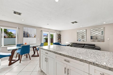 Villa ou maison à vendre à North Lauderdale, Floride: 4 chambres, 127.28 m2 № 2352136 - photo 12